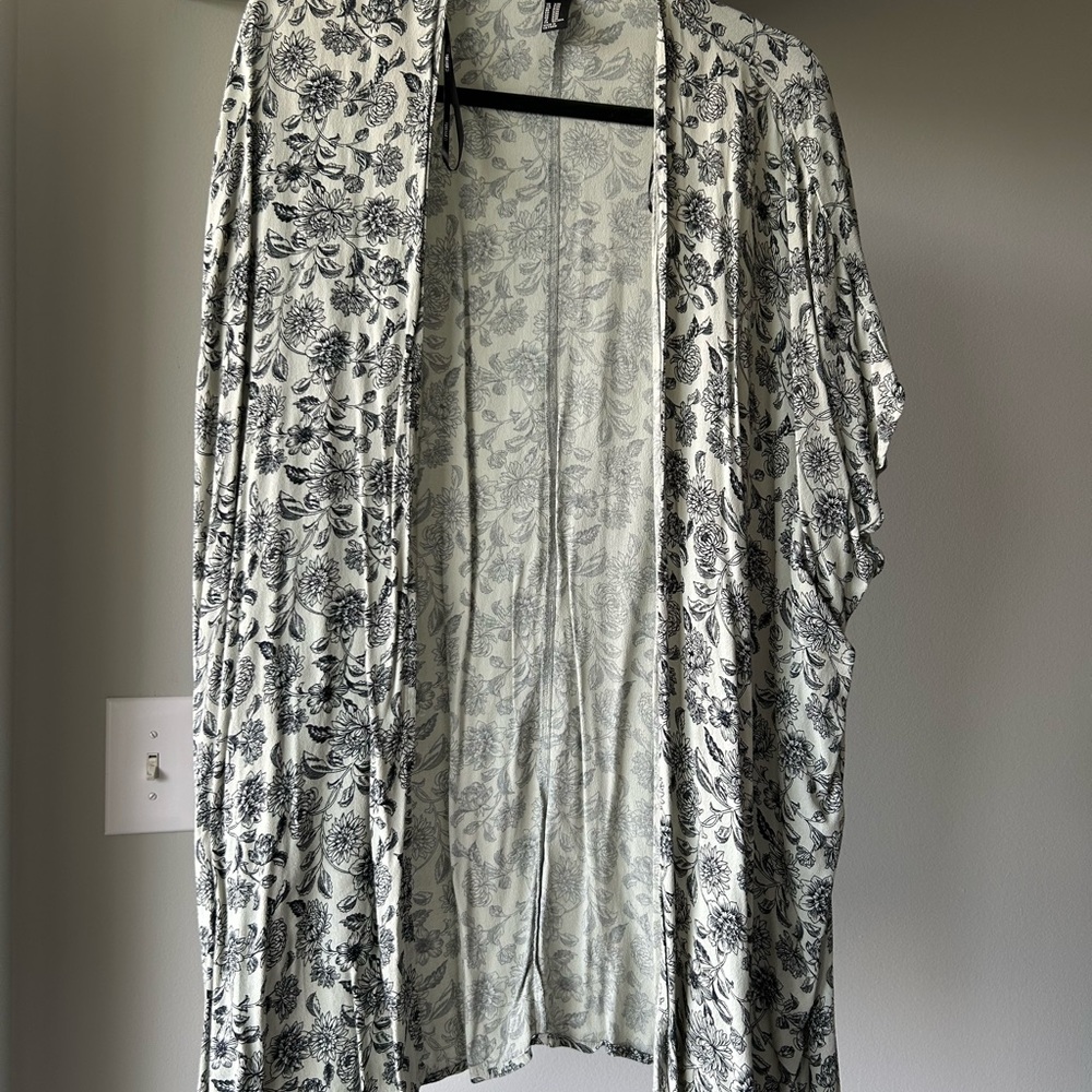 Forever 21 Monochrome Floral Kimono